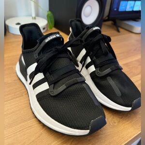 Adidas - great condition - hardly worn. Size: 6 1/2 - fits more like 7 - 7 1/2